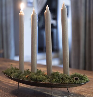 Foto av elegant ljusfat med naturlig och modern design