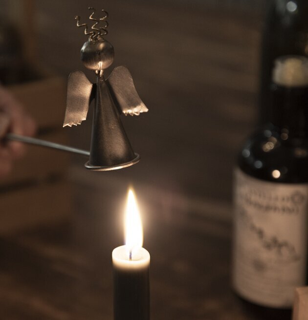 Ljussläckare Ängel Hamrad Plåt från Different Design i bruk