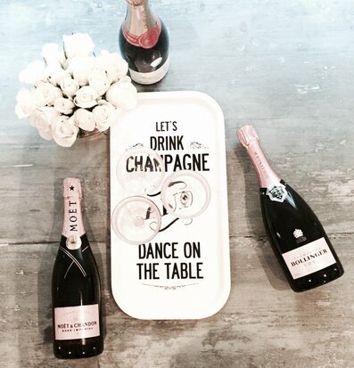 Bild av stilfull uppsättning med champagne och rosor