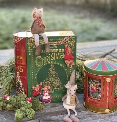 Bild av juldekorationer med plåt- och bokburkar