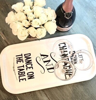 Bild av elegant festdukning med champagne och rosor