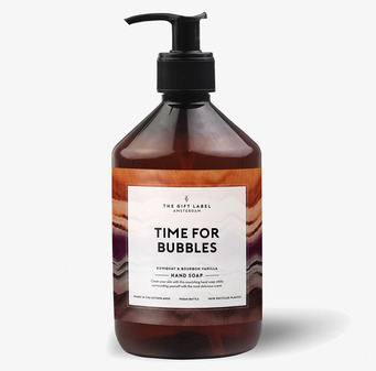 Bild av handtvål i brun flaska med pump och etikett