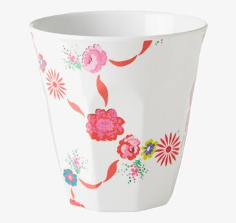 Bild av mugg med färgglatt blommönster och girlang