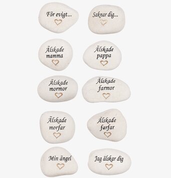 Bild av vita stenar med kärleksfulla texter i guld
