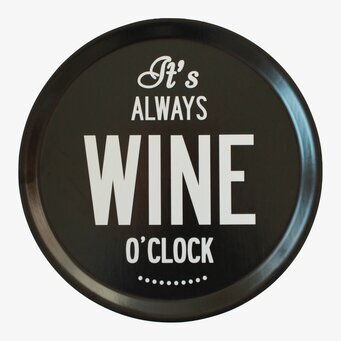 Bild av rund bricka med text: It’s always wine o’clock