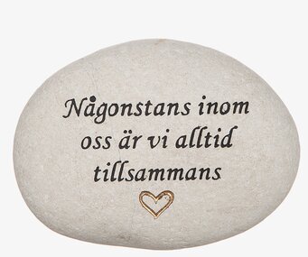 Bild av graverad sten med budskap om samhörighet