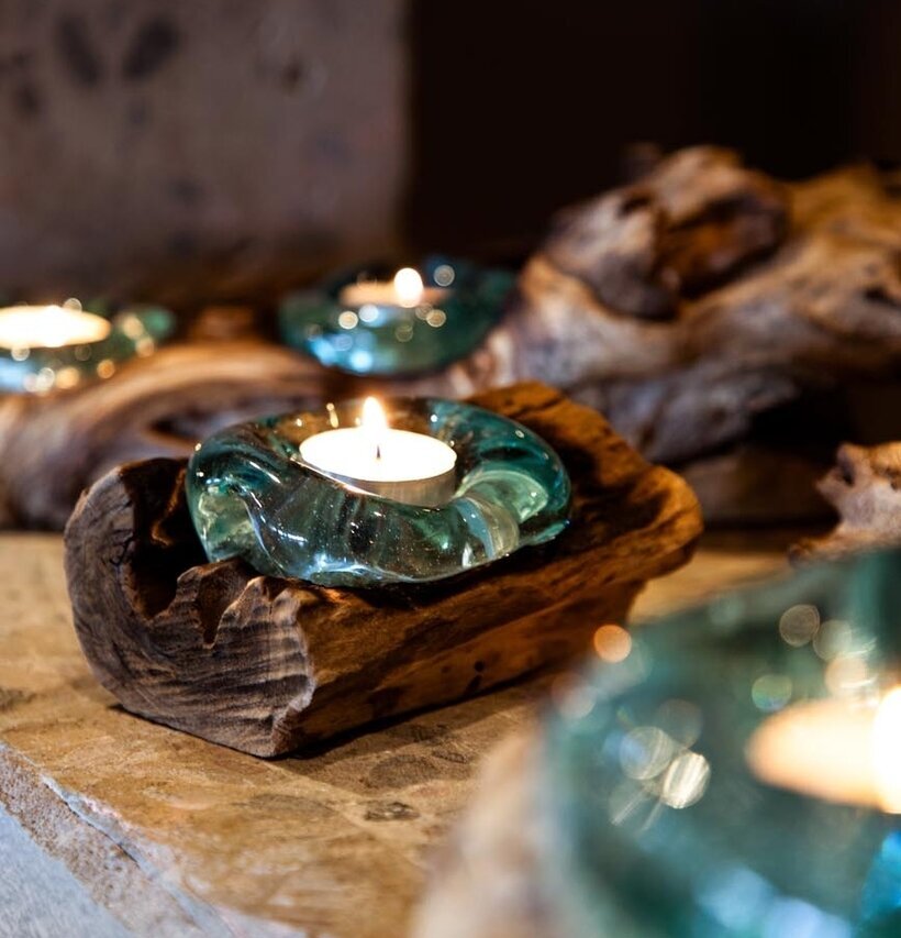 Glaslykta Trädrot från Different Design på stenliknande yta