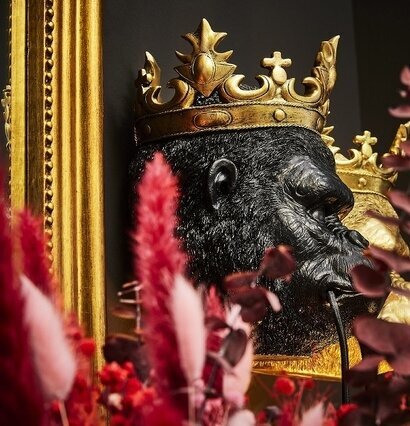 Vägglampa Kong Svart från Werner Voss med gyllene krona