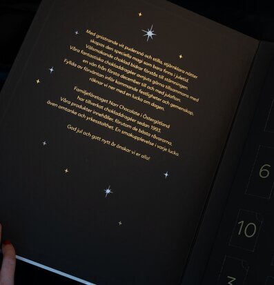 Bild av elegant adventskalender med julstämning