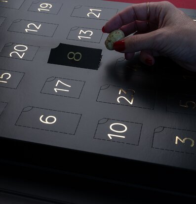 Bild av elegant adventskalender med chokladpraliner