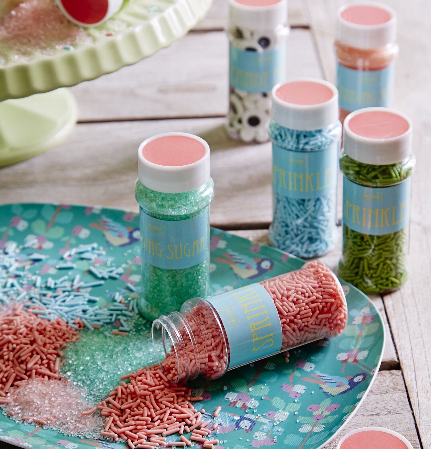 Rice Sugar Sprinkle Bakdekoration burkar på träyta