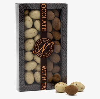 Bild av elegant förpackning med kola- och kanelmandlar