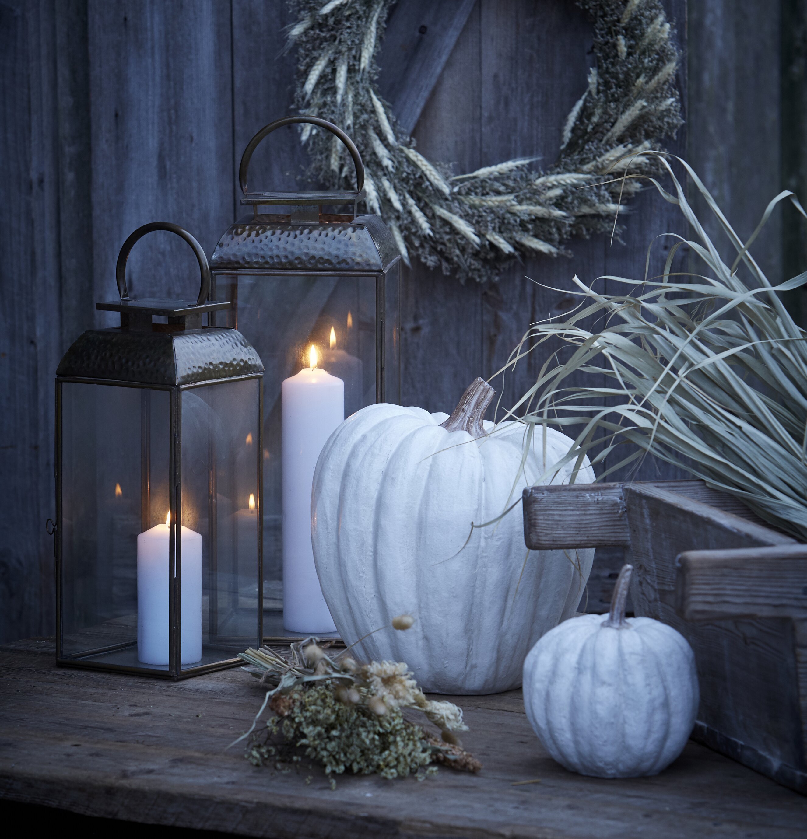 Pumpa Vit Large från Wikholm Form på rustik träyta med lyktor