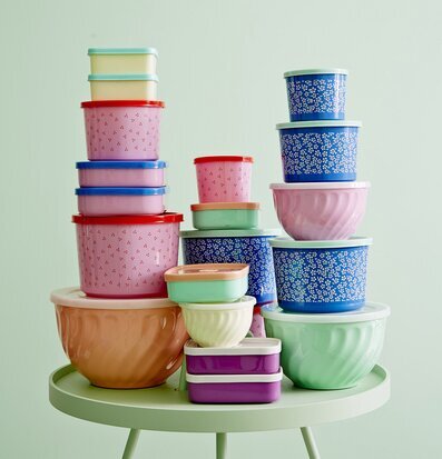 Bild av färgstarka och eleganta matlådor i pastellfärger