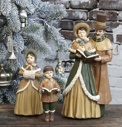 Foto av julkör i vintrig miljö med antik charm