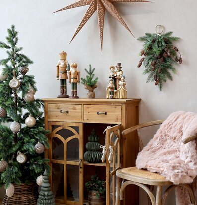 Bild av hemtrevlig julinredning med elegant detalj