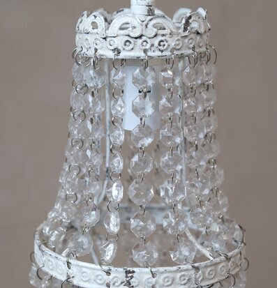 Bild av antikvit ljuskrona med kristallprismor