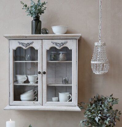 Bild av elegant inrett rum med antikvit vitrinskåp