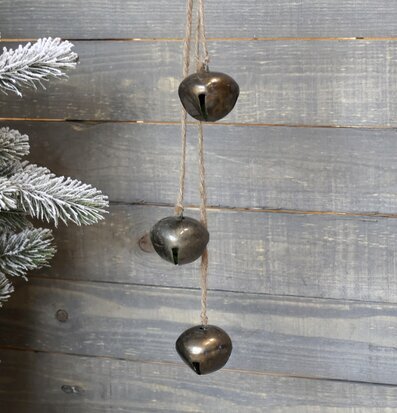 Bild av rustik interiör med antika mässingsklockor