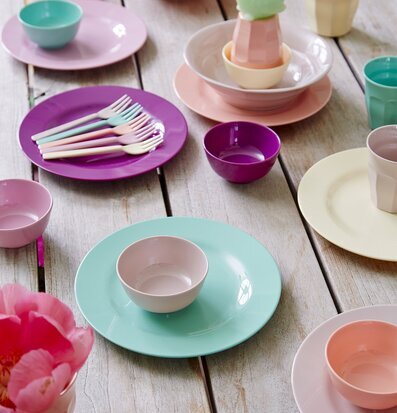 Bild av färgglad och inbjudande dukning för hemmet