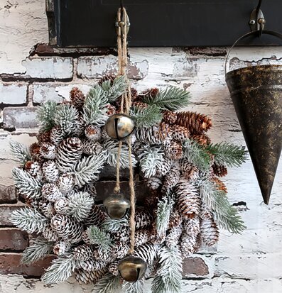 Bild av julkrans med rustik och traditionell stil