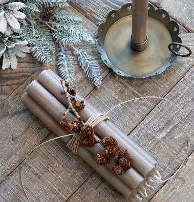 Bild av rustik heminredning med kronljus och kvistar