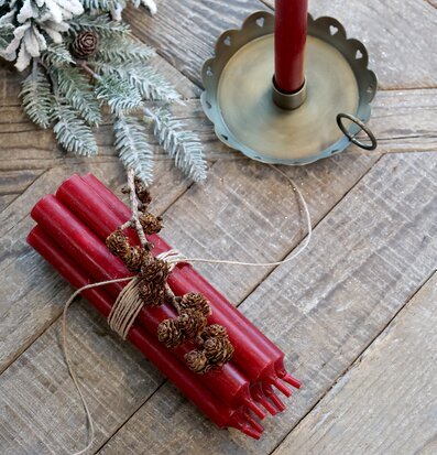 Bild av nordisk charm med röda kronljus och grankvist