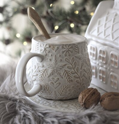 Bild av vinterinspirerad mugg med hemtrevlig känsla