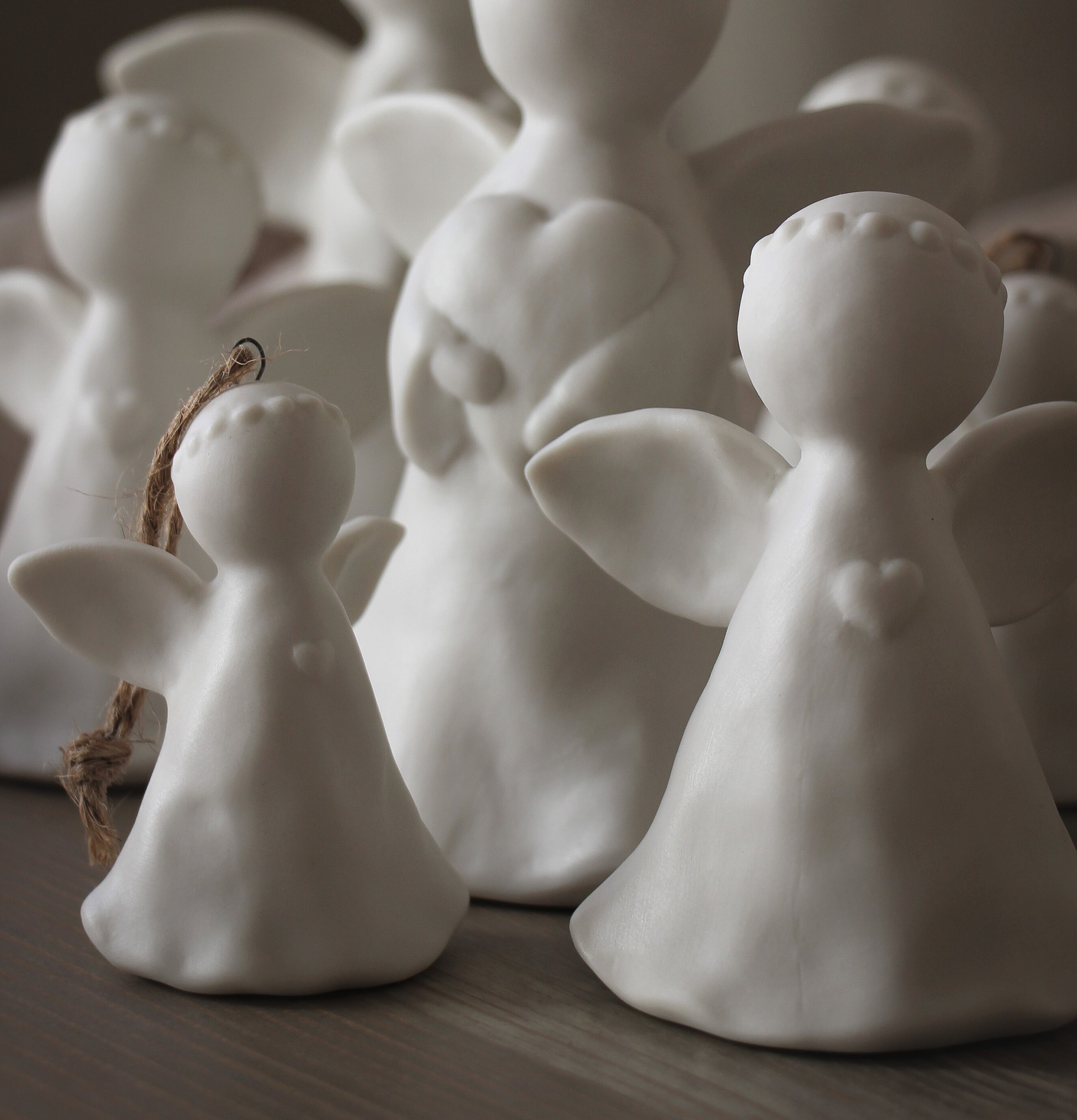 Bild av änglafigurer med hjärtan och mjuka linjer