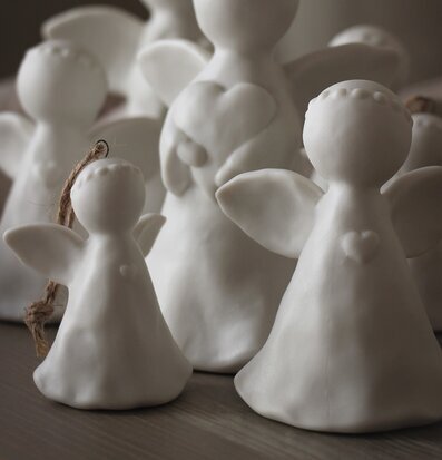 Bild av änglafigurer med hjärtan och mjuka linjer