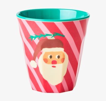 Bild av färgglad julmugg med tomtemotiv och randig bakgrund