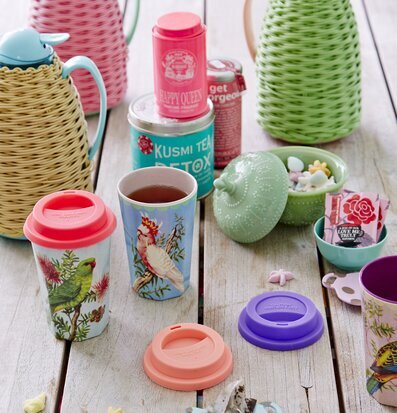 Bild av färgglada termosar, koppar och teburkar