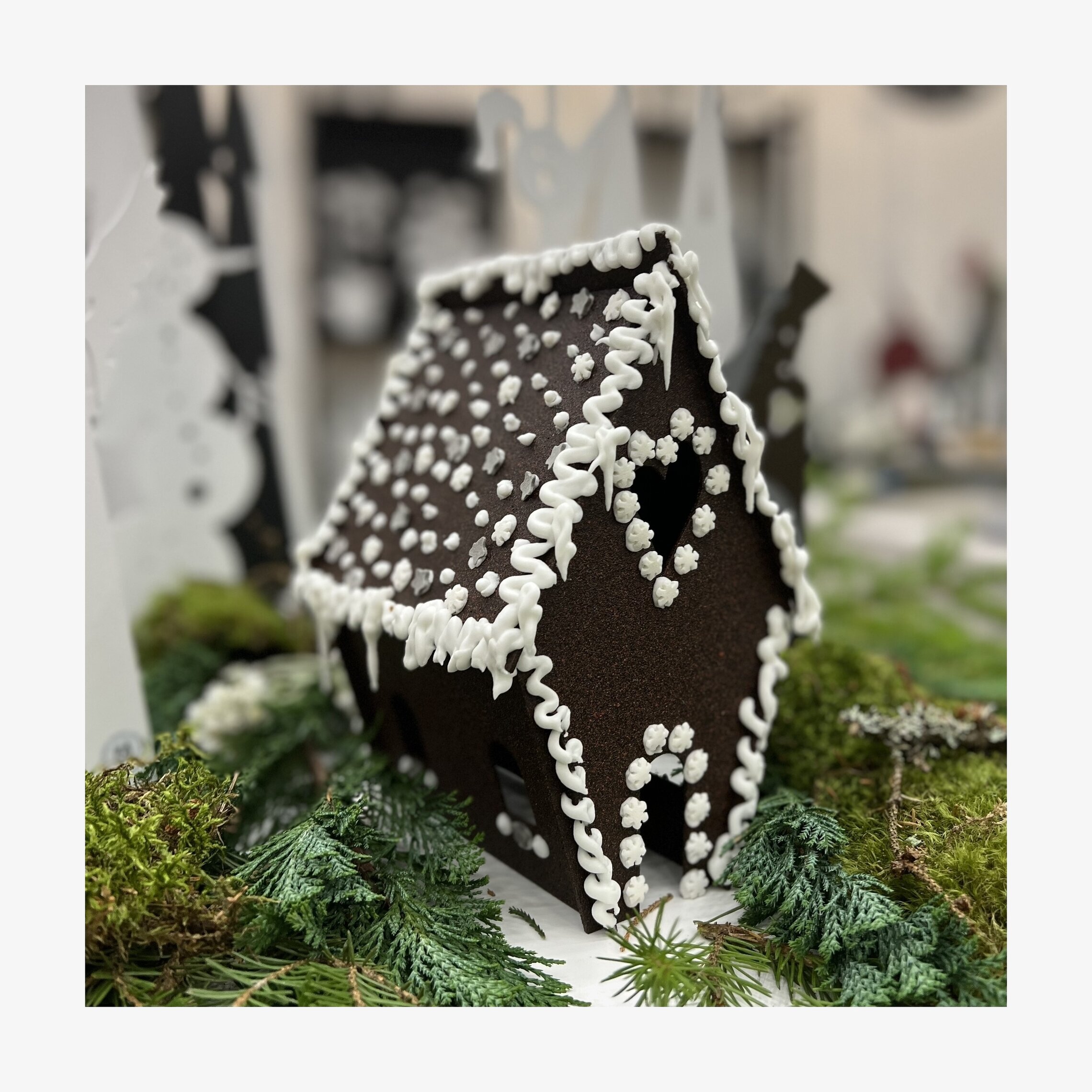 #ÄlskaPlåt Pepparkakshus Brun från Älskaplåt med vita detaljer