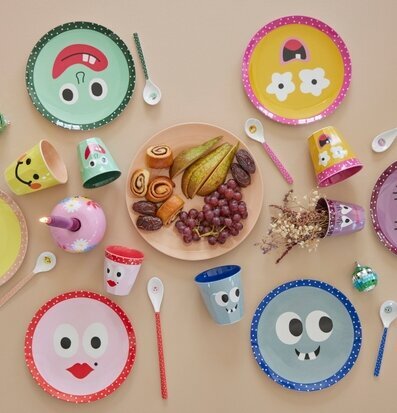 Foto av färgglada barntallrikar och lekfulla detaljer