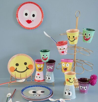 Bild av färgglada barntallrikar och koppar för lekfullhet