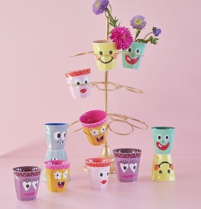 Bild av livliga och kreativa muggar med ansiktsuttryck