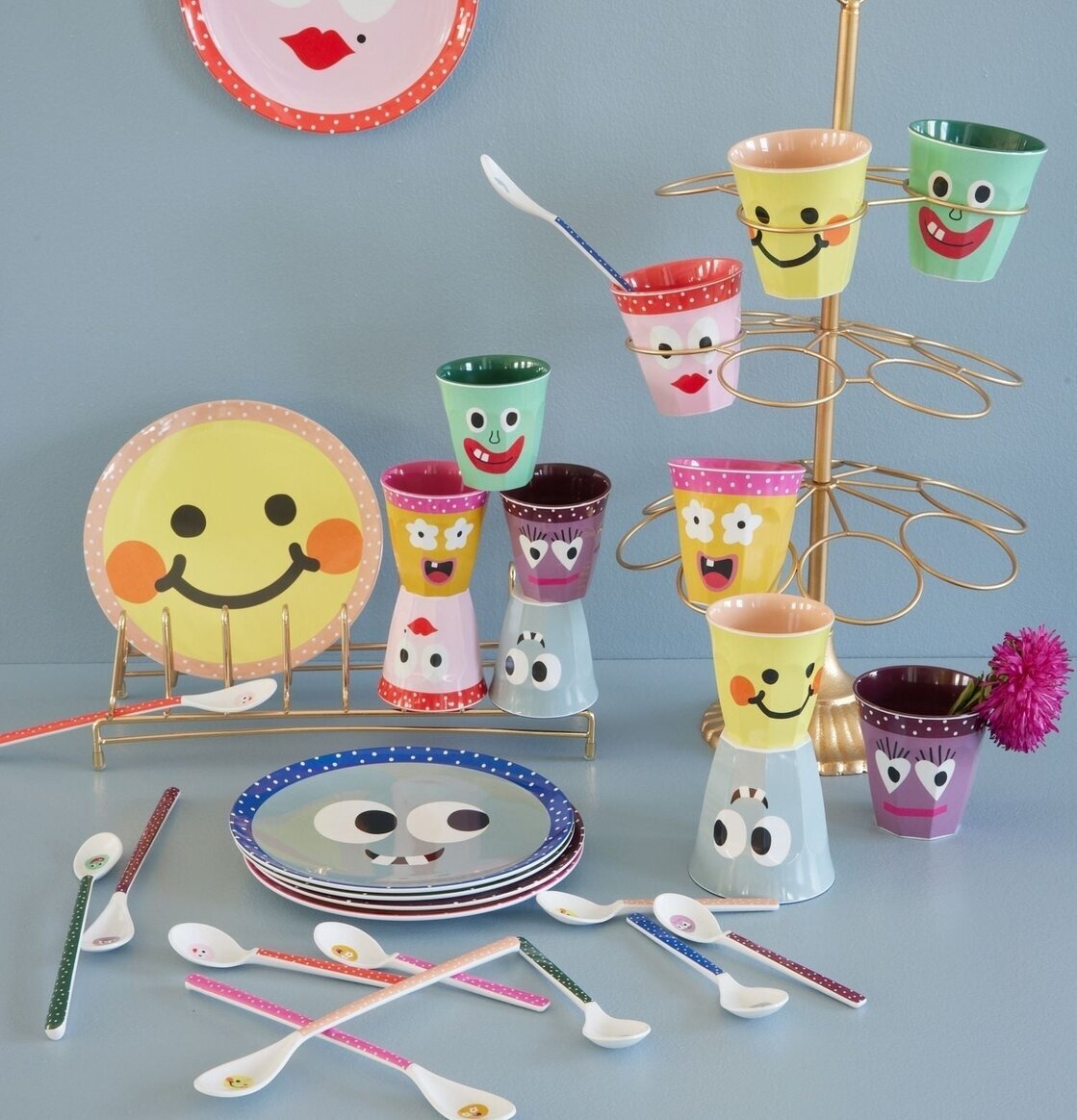 Små Muggar 6-Pack Face Print från Rice på ljusblå yta