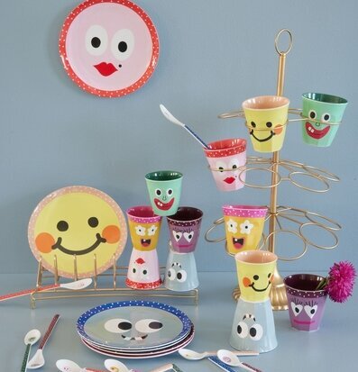 Bild av färgglada köksprodukter med ansiktsmotiv