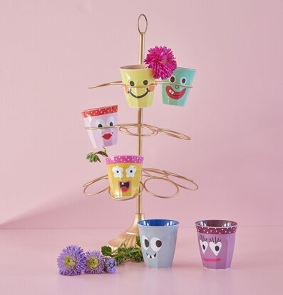 Bild av ett lekfullt och färgglatt muggarrangemang