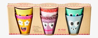 Bild av färgglada och lekfulla små muggar i set