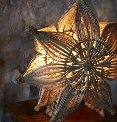 Bild av bordstjärna med unik design och varm belysning