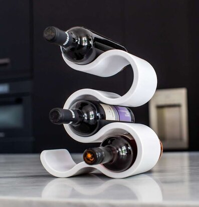 Bild av modernt och elegant vinställ i vit plast