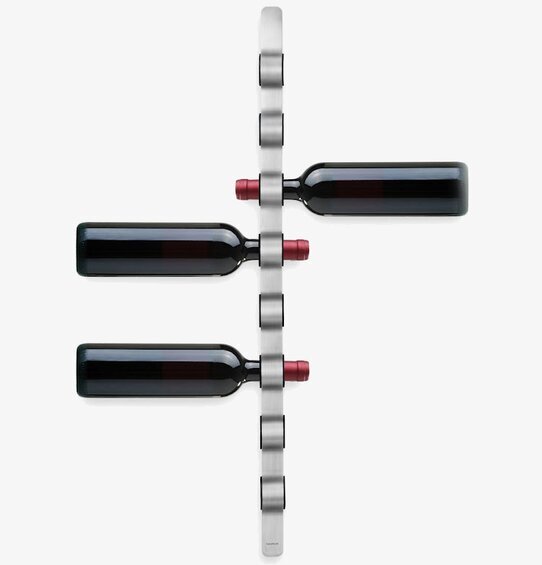 Bild på stilrent och funktionellt vägghängt vinställ