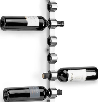 Foto av elegant vägghängt vinställ i rostfritt stål