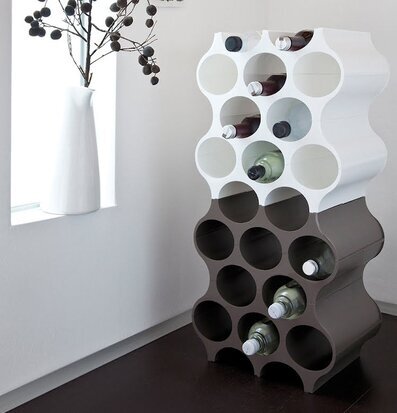 Bild av stilrent och modernt vinställ i två färger