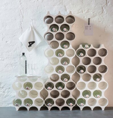 Bild av stilrent och funktionellt vinställ i vit plast