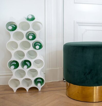 Bild av modernt vinställ och elegant inredning