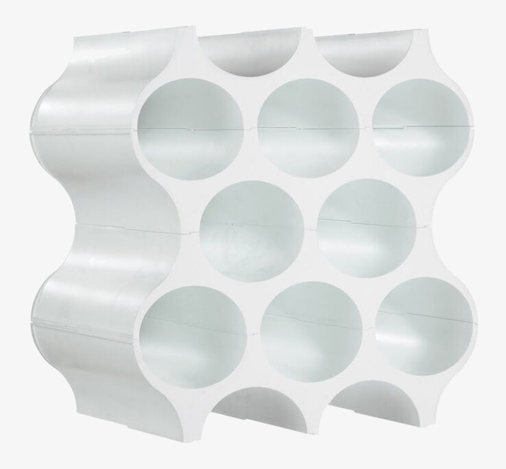 Bild av elegant och funktionellt vinställ i vit design