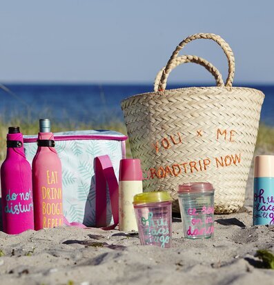 Bild av strandprodukter i färgglad och somrig miljö