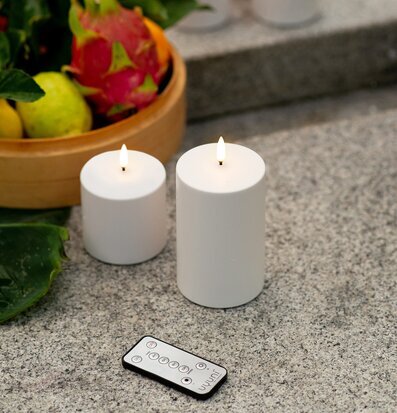 Bild av LED-ljus utomhus på sten med varm atmosfär